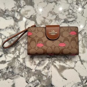 👄Coach Phone Wallet-Wristlet In Signature Canvas With Lips Print👄